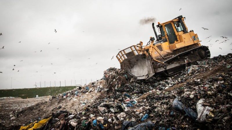 Kwatery składowe, na które trafiają odpady również wymagają dużych nakładów pracy ciężkiego sprzętu.